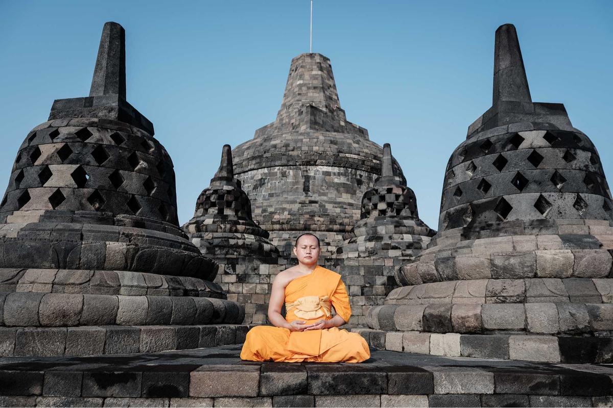 FOTO: Khidmat Puja Bakti Doa Biksu di Candi Borobudur