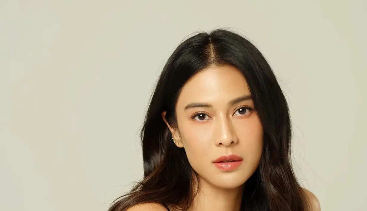 Makeup tentu berpengaruh besar pada penampilan seseorang. Dian Sastro lebih senang menampilkan dirinya dalam nuansa makeup natural, yang berhasil menonjolkan fitur-fitur terbaik pada wajahnya, namun tak terkesan berlebihan, seperti terlihat dalam foto yang satu ini. Foto: Instagram.
