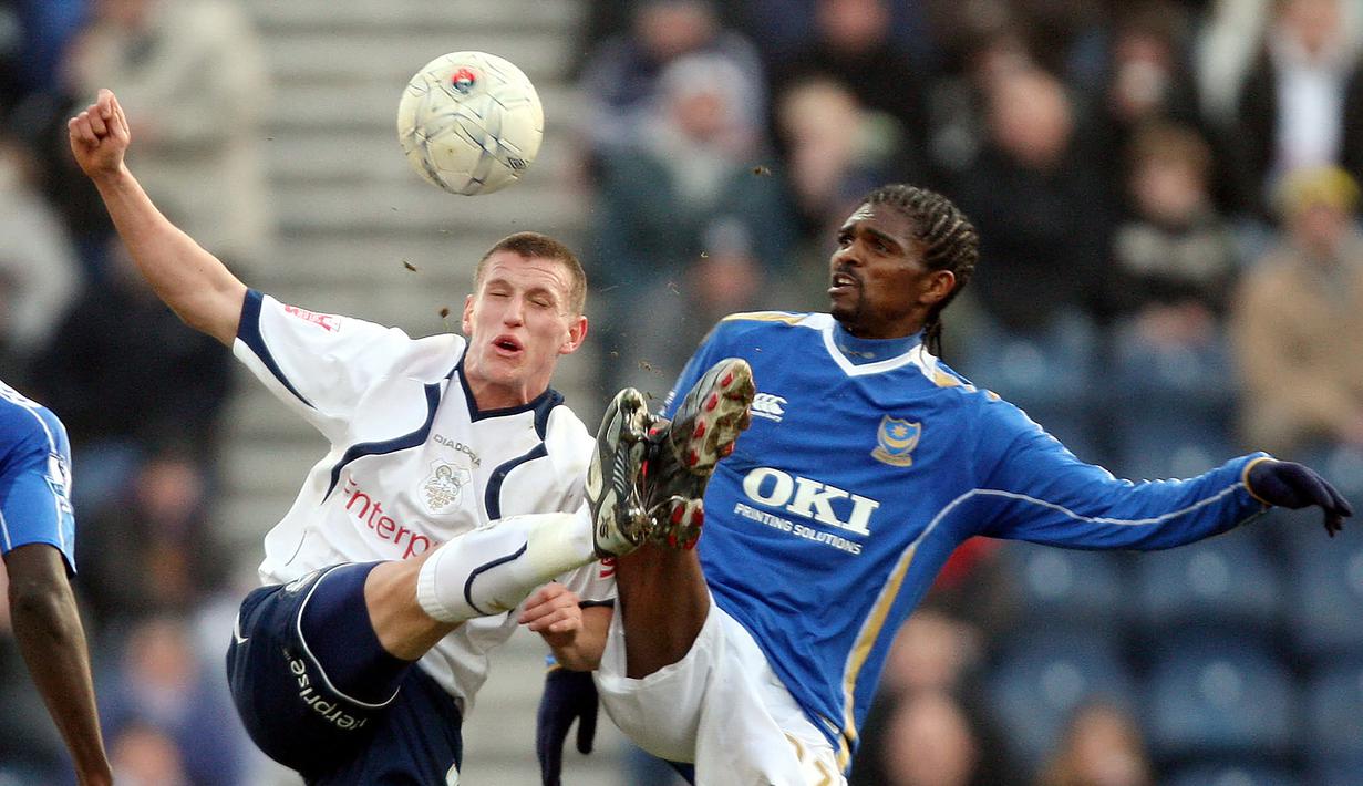 Nwankwo Kanu. Striker asal Nigeria ini menghabiskan waktu selama 11,5 musim di Premier League dengan memperkuat 3 tim, Arsenal, Westbrom, dan Portsmouth mulai pertengahan 1998/1999 hingga 2009/2010. Total bermain dalam 273 laga, mencetak 54 gol dan 29 assist. (AFP/Andrew Yates)