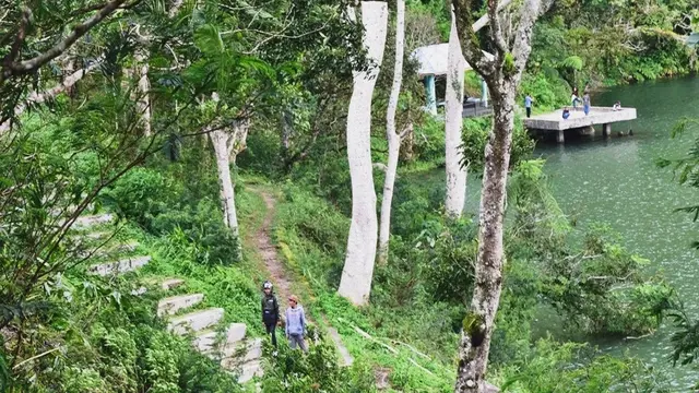 Melewati jalan tangga menuju danau rana mese. (Liputan6.com/ Dionisius Wilibardus)