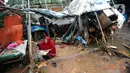 Seorang pedagang menangis usai warung kopi miliknya hancur tertimpa pohon tumbang di pinggir Jalan Raya Sawangan Depok, Minggu (09/10/20222). Hujan es disertai angin kencang yang terjadi di sejumlah kawasan di Depok pada Minggu sore mengakibatkan sejumlah bangunan dan pohon tumbang. (merdeka.com/Arie Basuki)