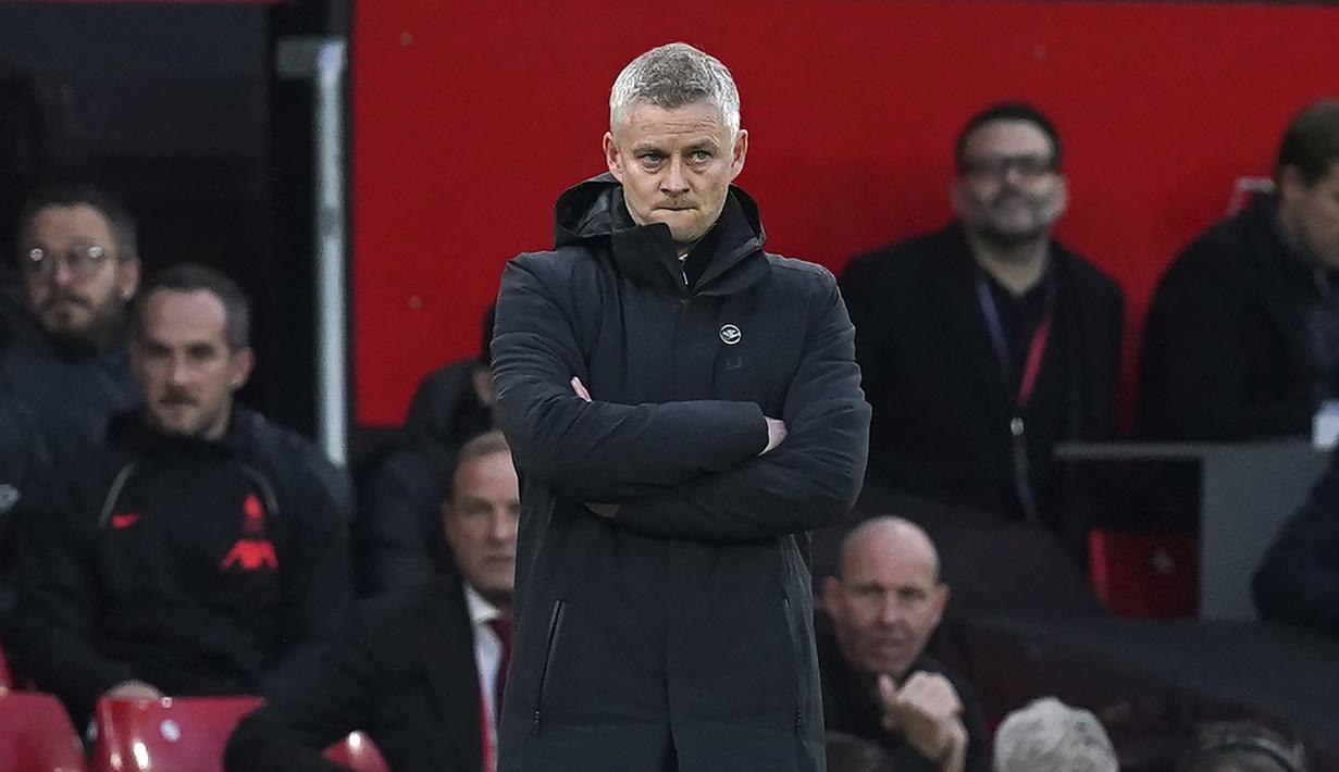 Ole Gunnar Solskjaer. Kalah telak 0-5 dari Liverpool di Liga Inggris, apalagi di hadapan publik sendiri jelas sebuah tamparan hebat. Ole dinilai tidak mampu memaksimalkan kapasitas megabintang Cristiano Ronaldo serta tidak memiliki taktik dan visi bermain yang jelas. (PA via AP/Martin Rickett)