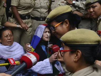 Aktivis HAM India, Irom Sharmila berbicara ke media sebelum tampil dalam sidang di pengadilan Imphal, negara bagian Manipur, Selasa (9/8). Sharmila mengakhiri mogok makan menentang hukum kontroversial setelah melakukannya selama 16 tahun. (BIJU BORO/AFP)