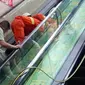 lengan seorang balita 3 tahun terjepit dan terjebak eskalator di sebuah supermarket di China. 