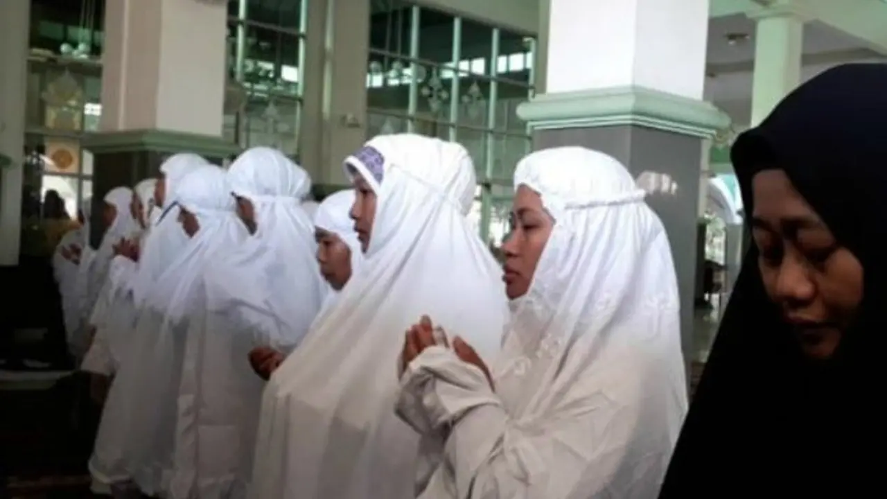 Jemaah Calon Haji Indonesia melakukan salat gaib.