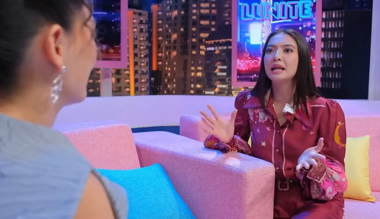 Saat menjadi bintang tamu di kanal Youtube Luna Maya, ia mengungkapkan alasannya hingga akhirnya belum juga menikah. Ia tak mau kejadian ibunya terjadi pada dirinya. [Youtube/Luna Maya]