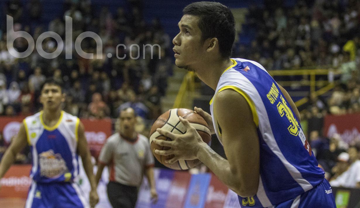 Pebasket Satria Muda, Kevin Sitorus, mengambil ancang-ancang saat melawan Bima Perkasa pada laga IBL Regular Season 2017 di C-tra Arena Bandung, Jawa Barat, Minggu (26/2/2017). Satria Muda menang 83-44 atas Bima Perkasa. (Bola.com/Vitalis Yogi Trisna)