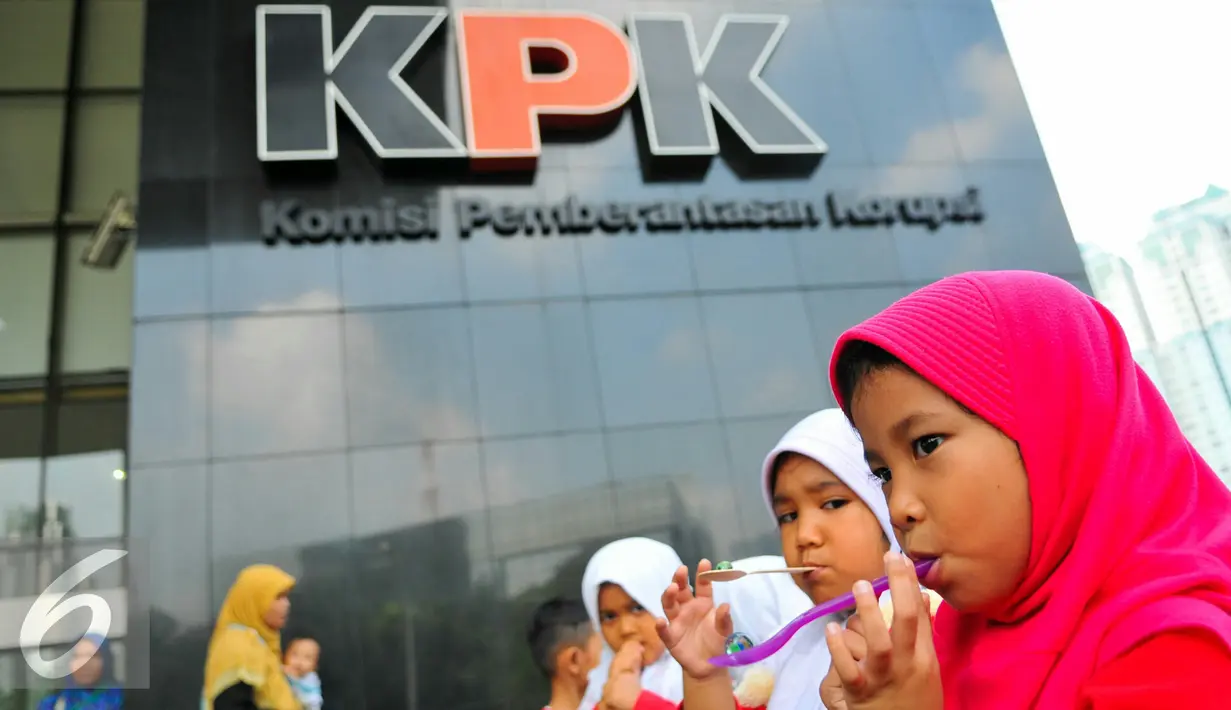 Sejumlah anak-anak PAUD mengikuti sesi permaianan dalam acara Playday di Gedung KPK baru, Kuningan, Jakarta, Kamis (19/5). Komisi Pemberantasan Korupsi (KPK) adakan Playday Anti Korupsi yang diikuti anak-anak PAUD/TK(Liputan6.com/Yoppy Renato)