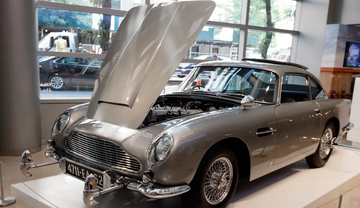 Mobil Aston Martin DB5 dalam film James Bond 1965 ditampilkan di rumah lelang Sotheby, New York, Senin (29/7/2019). Selama puluhan tahun tersebut, mobil tersebut juga sudah pindah tangan ke tiga pemilik yang berbeda. (AP/Richard Drew)