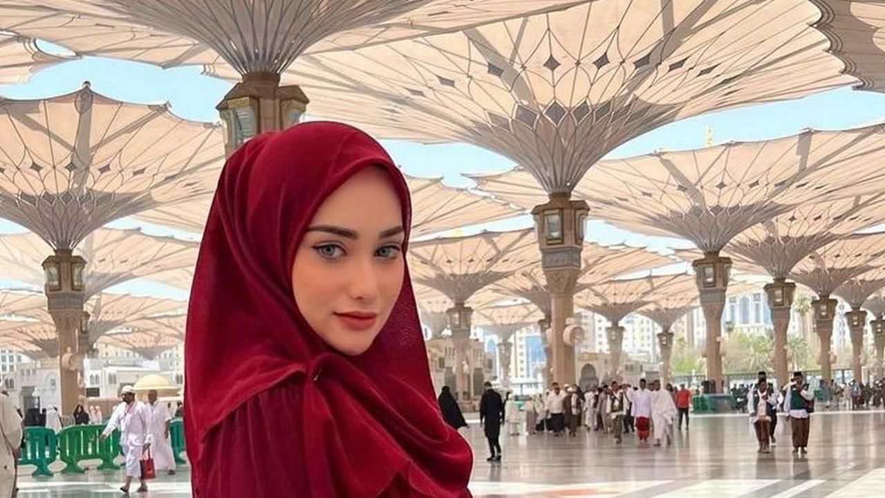 Bidadari Menjelma Manusia', Potret Christina Laws Istri Perwira Polisi Pose di Madinah Cantiknya Kebangetan