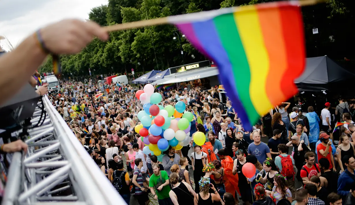 Suasana perayaan dilegalkannya pernikahan LGBT dalam parade ‘Gay Pride’ di Berlin, Jerman, Sabtu (22/7). Prancis, Denmark, Spanyol dan Inggris adalah negara yang lebih dulu dilegalkannya pernikahan sesama jenis sebelum Jerman. (AP/Markus Schreiber)