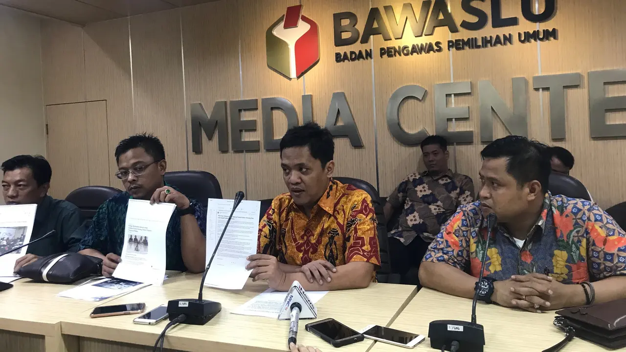 Lembaga Advokasi Hukum Indonesia Raya Partai Gerindra melaporkan Walikota Makassar Danny Pomanto ke Badan Pengawas Pemilu (Bawaslu RI). (Liputan6.com/Yunizafira)