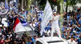 Gubernur Jawa Barat, Dedi Mulyadi, ikut merayakan Persib Bandung juara BRI Liga 1 dari Balai Kota menuju Gedung Sate, Bandung, Jawa Barat, Minggu, (25/5/2025). Pemain dan ribuan bobotoh tumpah ruah merayakan keberhasilan Maung Bandung juara Liga 1. (Bola.com/M Iqbal Ichsan)