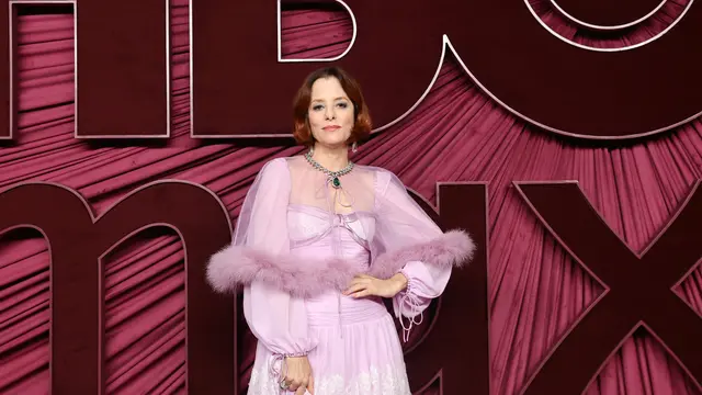 Gaya 8 Bintang di Karpet Merah Emmy Awards 2025, Lisa Debut dengan Gaun Pink