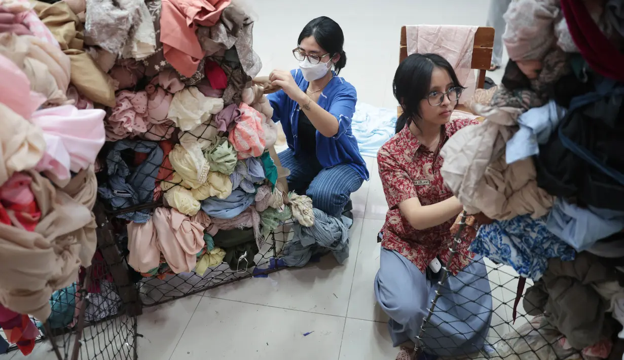 Sejumlah siswa SMA Labschool Kebayoran, Jakarta Selatan, membuat kreatifitas untuk dekorasi panggung menggunakan potongan kain tekstil tak terpakai untuk menjadi bagian dari panggung pensi Skyavenue 2026, Kamis (23/7/2026). (KLY/ Budy Santoso)