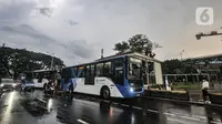 Bus Transjakarta tiba di Halte Plaza Stasiun Manggarai, Jakarta Selatan, Kamis (2/6/2022). Untuk mengantisipasi penumpukan penumpang di Stasiun Manggarai akibat rute baru KRL, PT Transjakarta melakukan penyesuaian layanan serta menambah 32 armada yang beroperasi untuk melayani tiga rute yang tersedia. (merdeka.com/Iqbal S. Nugroho)