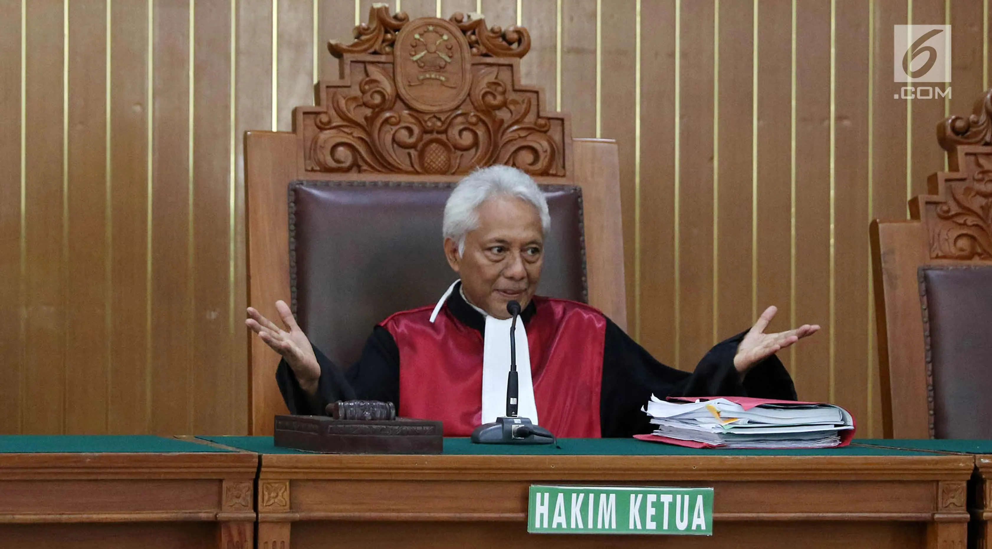 Hakim tunggal Cepi Iskandar memimpin sidang vonis praperadilan Setya Novanto di PN Jakarta Selatan, Jumat (29/9). Setya Novanto saat ini tidak lagi menyandang status sebagai tersangka kasus korupsi e-KTP. (Liputan6.com/Immanuel Antonius)