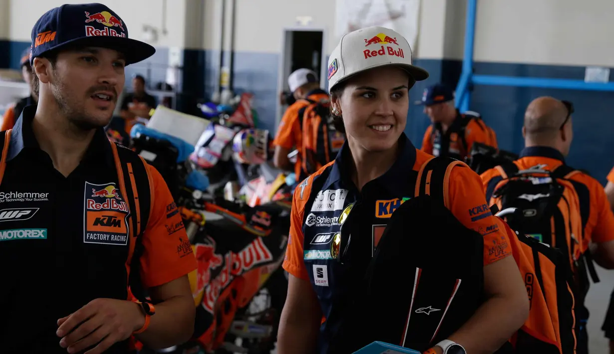 Pembalap motor KTM Sam Sunderland, dari Inggris, dan rekan setimnya Laia Sanz, dari Spanyol, tiba untuk tes teknis Reli Dakar 2018 di pangkalan udara Las Palmas di Lima, Peru, (5/1). (AP Photo / Ricardo Mazalan)