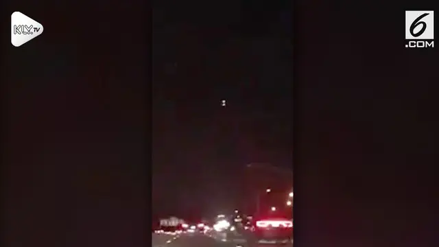Sebuah video menunjukkan objek terbang tak dikenal yang melayang di atas Garden State Parkway di New Jersey. Diduga objek tersebut adalah UFO.