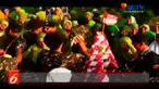 Ribuan emak-emak di Tuban berebutan tumpeng berisi hasil olahan ikan laut di tengah Alon-Alon Kabupaten Tuban