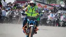 Aksi freestyle motor saat menghibur warga selama kegiatan Millenial Road Safety Festival Gorontalo, Minggu (10/2). Atraksi freestyle tesebut untuk memeriahkan acara Millenial Road Safety Festival . (Liputan6.com/Rahmad Arfandi Ibrahim)
