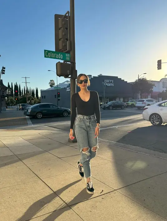 Penampilan Sara makin sempurna dengan kaca mata hitam yang dikenakan. [Instagram/sarawijayanto]