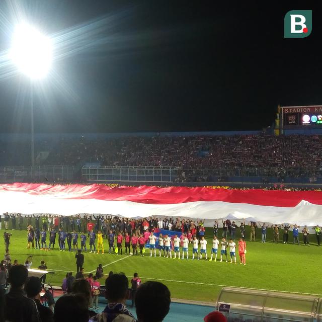 Serukan Perdamaian Indonesia Arema Bentangkan Bendera Merah Putih Raksasa Di Kanjuruhan Indonesia Bola Com