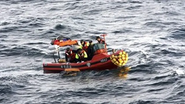 Patroli penjaga pantai mencari pesawat jatuh Asiana Airlines di Pulau Jeju Korea Selatan. (AP)