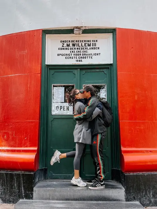 <p>Jennifer Bachdim dan Irfan Bachdim (Instagram/jenniferbachdim)</p>