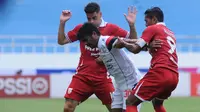 Pemain Arema FC, Ilham Udin Armayn mencoba melepaskan diri dari kawalan pemain Persis Solo saat kedua tim bertanding daam lanjutan BRI Liga 1 2022/2023, Minggu (11/12/2022) sore WIB. (Dok. Arema FC)