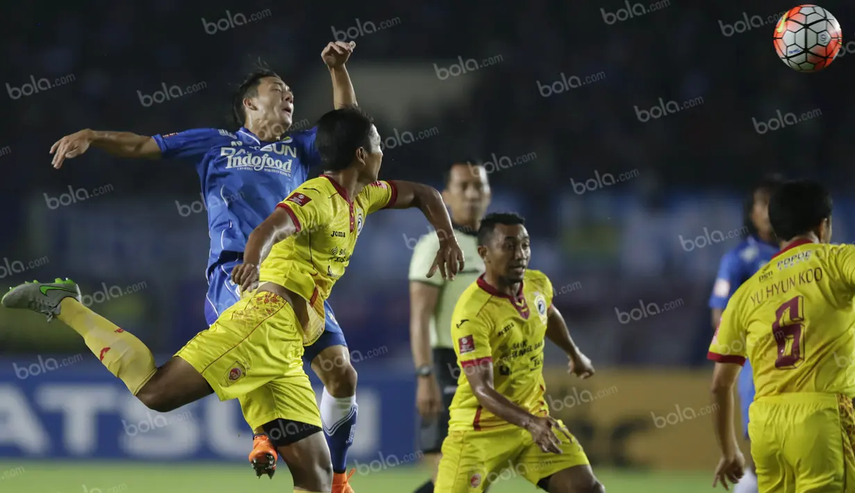 Berbeda dengan Belencoso, gelandang Maung Bandung, Kim Jeffrey Kurniawan, mampu bermain baik menjaga lini tengah Persib. Pemain kelahiran Jerman 26 tahun yang lalu itu memiliki kemampuan bertahan dan menyerang yang baik. (Bola.com/Vitalis Yogi Trisna)