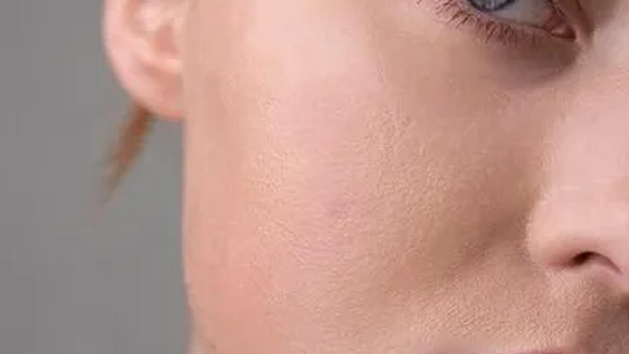 Dengan memilih produk skincare yang mengandung kombinasi kandungan-kandungan di atas, kamu dapat meningkatkan kelembapan dan kesehatan kulit keringmu.