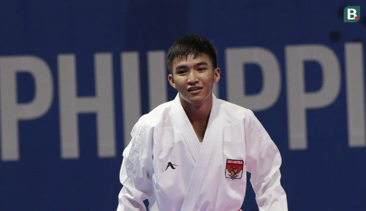 Karateka Indonesia, Rifki Ardiansyah, saat melawan karateka Vietnam, Nguyen Tahnh Duy, pada final kumite -60 kg putra SEA Games 2019 di World Trade Center, Manila, Minggu (8/12). Rifky meraih perak setelah kalah 1-2. (Bola.com/M Iqbal Ichsan)