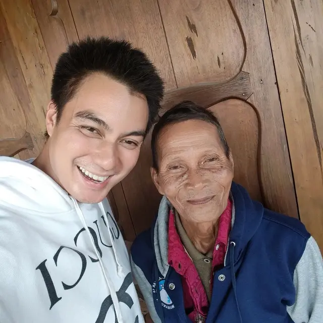 Baim Wong Temui Langsung Kakek Viral yang Mengaku Digaji dengan Uang Mainan