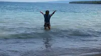 Mandi di Pantai, Cara Warga Manokwari Lepaskan Lelah