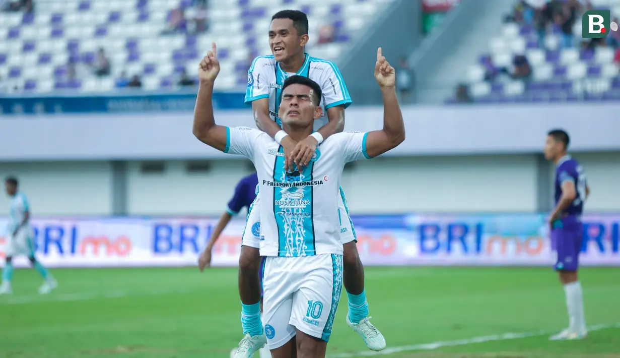 Pemain PSBS Biak, Alexandro Santos, melakukan selebrasi setelah mencetak gol ke gawang Persita Tangerang pada laga BRI Liga 1 di Stadion Indomilk Arena, Sabtu (3/5/2025) petang WIB. (Bola.com/M Iqbal Ichsan)