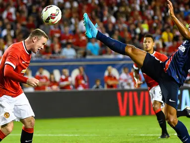 Penyerang MU, Wayne Rooney (kiri) berebut bola dengan bek PSG Marquinhos pada pertandingan International Champion Cup di stadion soldier, Chicago, AS, Kamis (30/7/2015). PSG menang dengan skor 2-0 atas Manchester United.  (Reuters/Mike diNovo)
