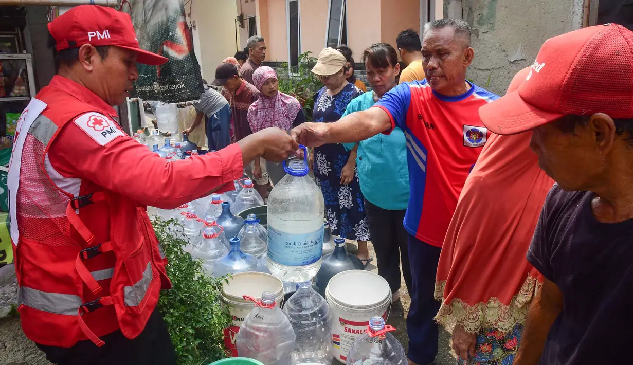 Petugas PMI menyalurkan bantuan air bersih kepada warga terdampak kekeringan di Rawa Geni, Cipayung, Kota Depok, Rabu, 2 September 2026. (KLY/ Arie Basuki)