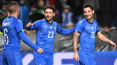 Striker Italia, Matteo Politano berselebrasi bersama rekanya usai mencetak gol ke gawang Amerika Serikat (AS) pada pertandingan persahabatan di Cristal Arena di Genk, Belgia (20/11). Italia menang tipis atas AS 1-0. (AP Photo/Geert Vanden Wijngaert)