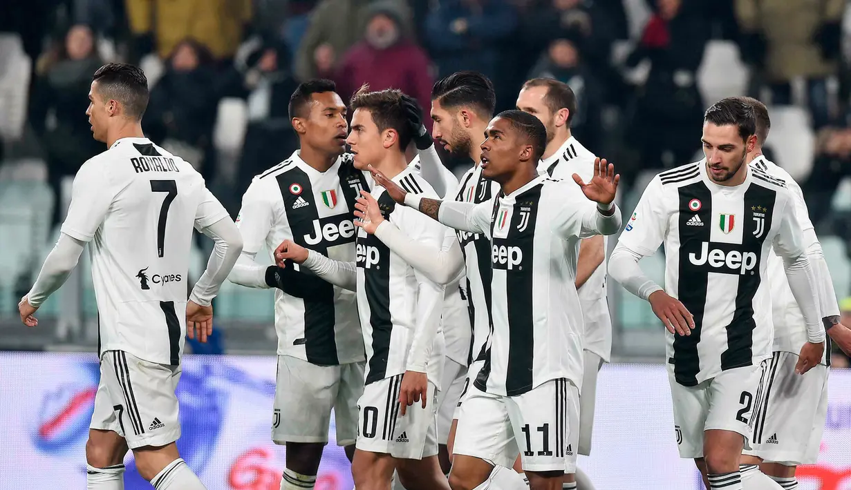 Pemain Juventus, Douglas Costa (kedua kiri) merayakan golnya ke gawang Chievo pada laga pekan ke-20 Serie A di Allianz Stadium, Senin (21/1). Juventus berhasil memantapkan posisi di puncak klasemen setelah menang 3-0. (Alessandro Di Marco/ANSA via AP)
