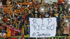 Suporter Persija, The Jakmania, membentangkan spanduk solidaritas saat melawan Bhayangkara FC pada laga Liga 1 di Stadion Patriot Bekasi, Jawa Barat, Sabtu (29/7/2017). Persija menang 1-0 atas Bhayangkara FC. (Bola.com/M Iqbal Ichsan)