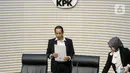 Wakil Ketua KPK Nurul Ghufron (kiri) bersiap memberikan keterangan dalam konferensi pers terkait penahanan tersangka Direktur PT Putra Kharisma Sejahtera Zulfikar Fahmi (atas) di Gedung Merah Putih KPK, Jakarta, Senin (13/11/2023). (Liputan6.com/Herman Zakharia)