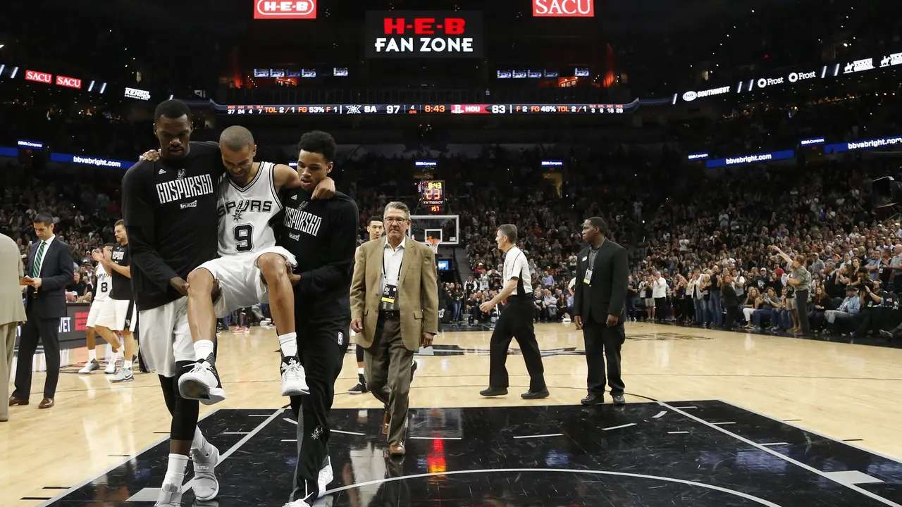 Guard San Antonio Spurs Tony Parker (9) ditandu keluar lapangan akibat cedera pada game kedua semifinal Wilayah Barat play-off NBA melawan Houston Rockets, Kamis (4/5/2017) pagi WIB. 