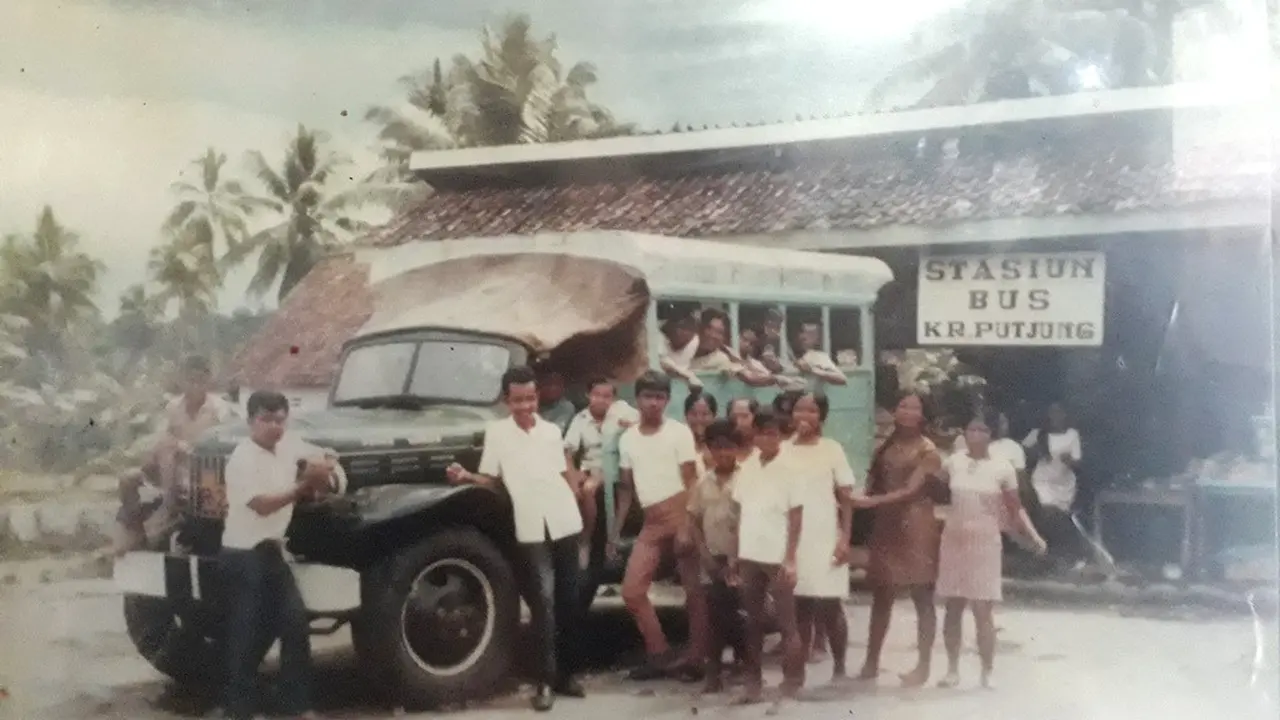 Foto bus tua, konon bernama ‘Sedulur’ di Terminal Karangpucung tempo dulu. Foto ini diperkirakan diambil pada tahun 1970-an. (Foto: Liputan6.com/Repro/Muhamad Ridlo)