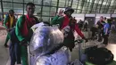 Senyum semringah ditunjukkan pemain Timnas Burkina Faso U-17 saat keluar dari Terminal 3 Bandara Soekarno Hatta, Tangerang, Banten, Rabu (1/11/2023). (Bola.com/Bagaskara Lazuardi)