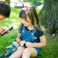 Aktivitas sederhana di luar rumah, seperti bermain di taman, menjelajah alam, atau membuat karya dari benda sekitar, dapat menjadi cara efektif untuk menyalakan imajinasi anak. (Foto: Vitaliy Zalishchyker/Unsplash)