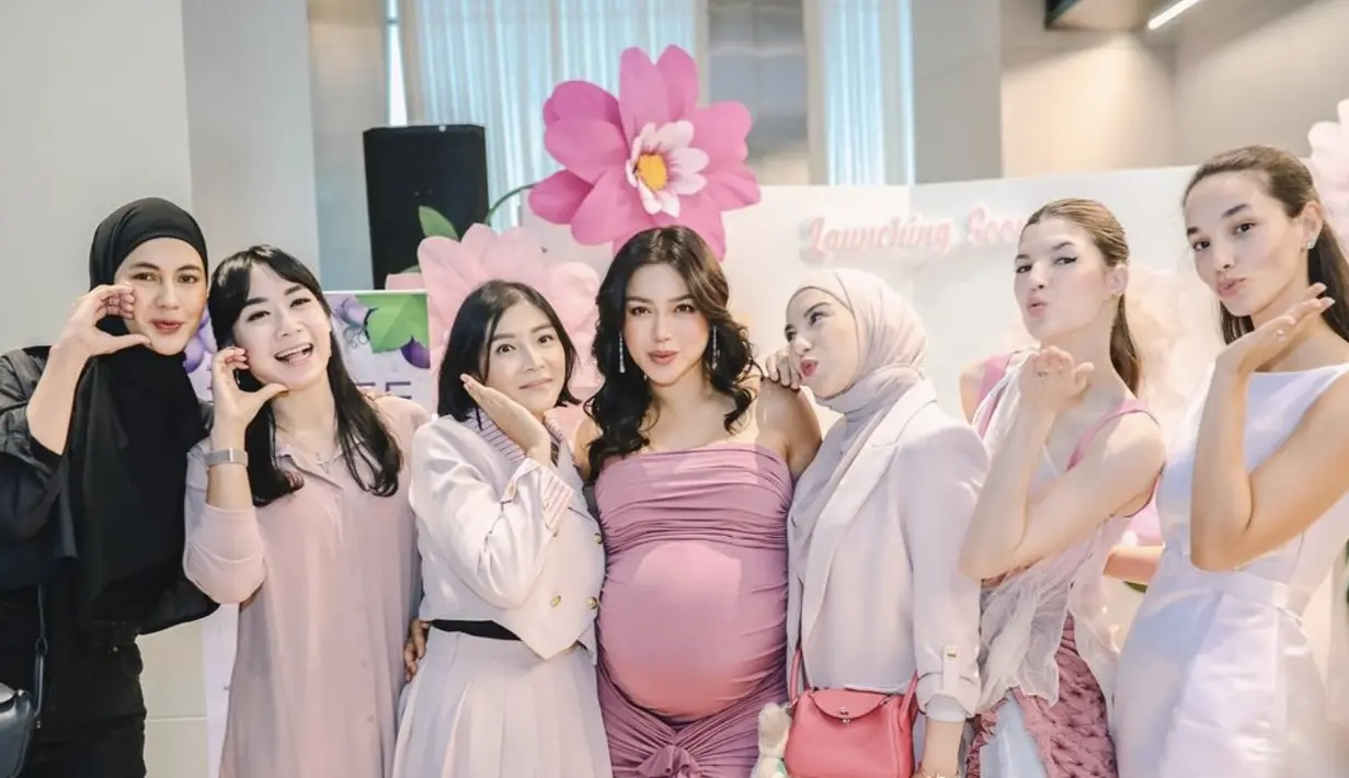 Dengan dress yang memeluk tubuh, gaya Jessica Iskandar begitu statment.  [Foto: Instagram/ Jessica Iskandar]