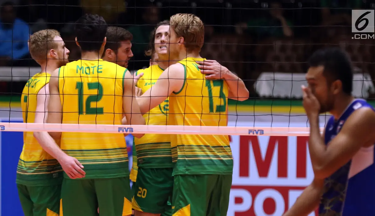Pemain Timnas voli putra Australia bersorak saat memastikan kemenangan atas Thailand pada Kejuaraan Voli Asia 2017 ke-16 di GOR Tri Dharma, Gresik, Selasa (25/7). Australia unggul 19-25, 26-28, 25-19, 25-14 dan 15-11. (Liputan6.com/Helmi Fithriansyah)