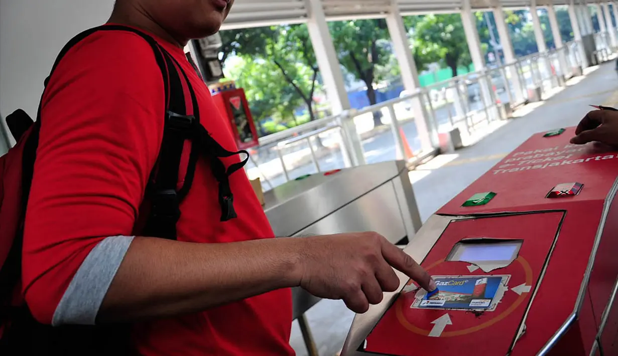  Kartu e-ticket ini digunakan di seluruh halte Koridor 1 (Blok M - Kota) dan 11 halte utama, , Jakarta, Senin (4/8/2014) (Liputan6.com/Faizal Fanani)