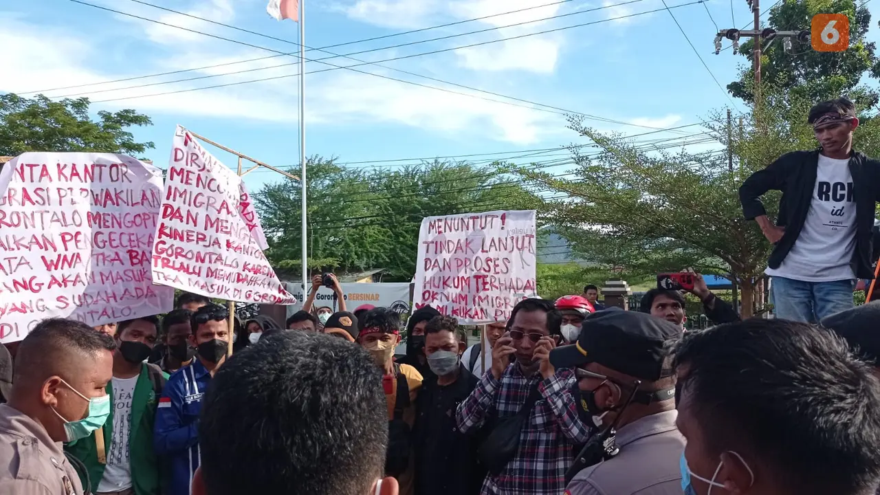 Aliansi Gerakan Pemuda dan Mahasiswa Peduli Gorontalo kembali menggelar unjuk rasa di depan Kantor Imigrasi Provinsi Gorontalo. (Arfandi Ibrahim/Liputan6.com)